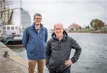 Zwei Männer am Neuen Hafen von Bremerhaven