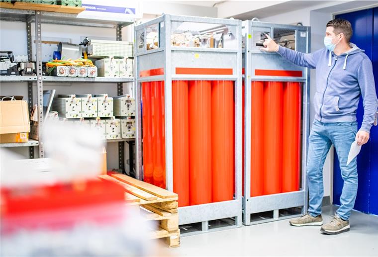 Wasserstoff-Container für Hochschule Bremerhaven Professor Uwe Werner zeigt die roten Flaschen, in denen der gasförmige Wasserstoff später gelagert wird,
