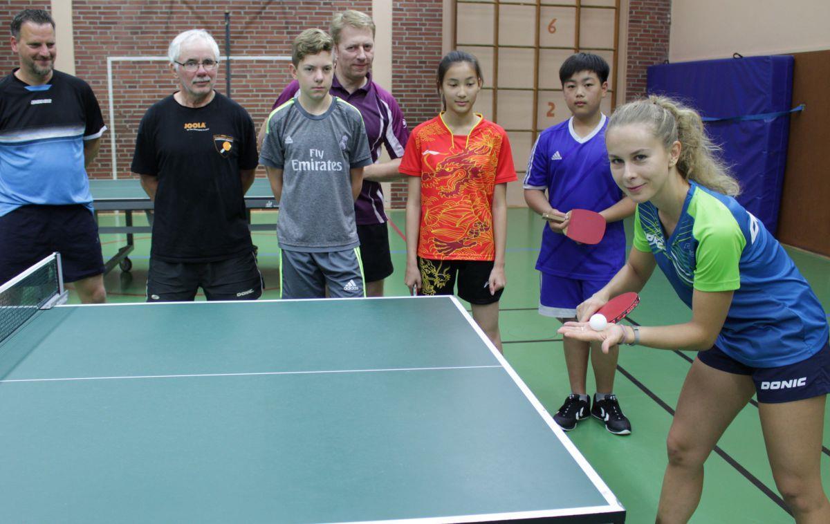 Profi-Spielerin Katharina Michajlova hat die Einladung des Vereins angenommen und zeigt in der Sporthalle der Grundschule, was man tun muss, um an der Platte Erfolg zu haben.