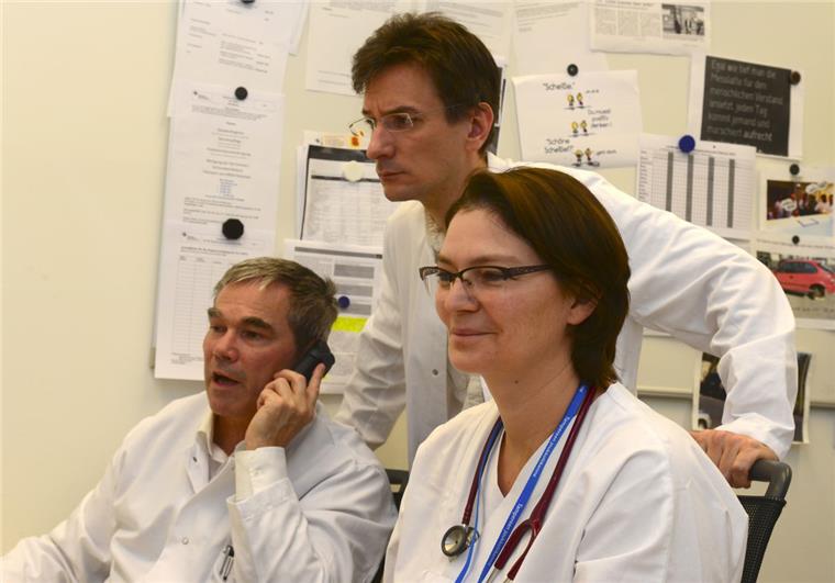 Notfalltraining für Ärzte im ewigen Eis Projektleiter Dr. Michael Hauenschild (links) spricht über 14 000 Kilometer mit der Kollegin im Eis. Chefarzt Prof. Oliver Radke und Chirurgin Linda Dunker sehen die Werte zugleich am Computer.