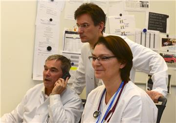 Projektleiter Dr. Michael Hauenschild (links) spricht über 14 000 Kilometer mit der Kollegin im Eis. Chefarzt Prof. Oliver Radke und Chirurgin Linda Dunker sehen die Werte zugleich am Computer.