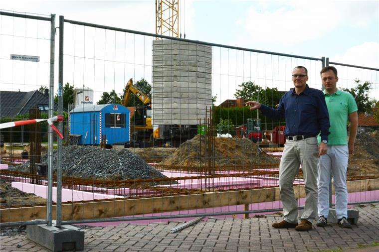 Neubau des Langener Feuerwehrhauses geht voran Projektleiter Heiko Ullrich (links) und Architekt Martin Steitz sind zufrieden mit dem Fortschritt der Bauarbeiten am neuen Feuerwehrhaus.