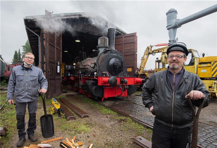 Dampflok: Eine „alte Dame“ soll wieder fahren Projektleiter Jannik Wagner (links) und Harald Strube stehen vor der Dampflokomotive "Schunter".
