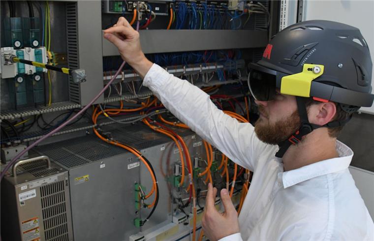 Innovation aus Bremen: Datenbrille für den totalen Durchblick Projektleiter Moritz Quandt, demonstriert das Arbeiten mit einer Datenbrille an einem Schaltkasten. Foto: Carmen Jaspersen/dpa