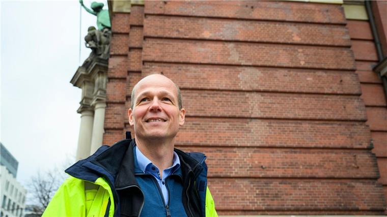 Sanierung am Hamburger Michel: Weitere 700.000 Euro benötigt Projektleiter Uwe Pfeiffer ist dafür zuständig, die Risse im Michel zu flicken.