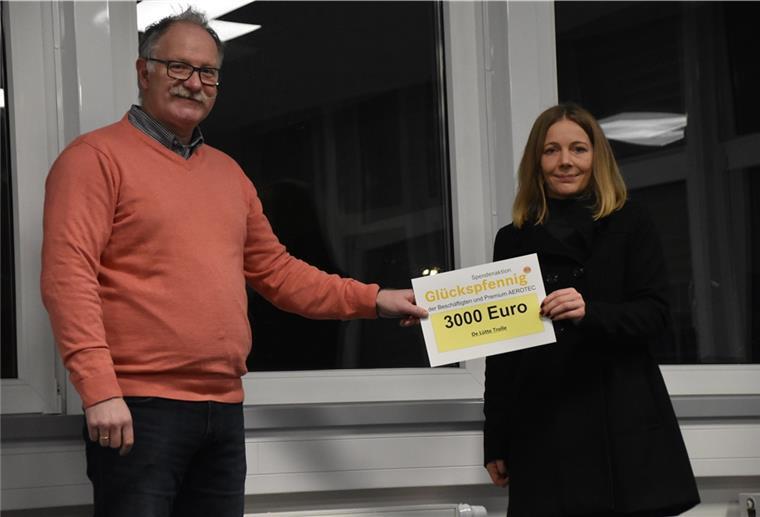Glückspfennig: Premium Aerotec-Mitarbeiter sammeln 39 300 Euro Projektverantwortlicher bei Premium Aerotec, Ralf Hesse übergibt Melanie Büsing, Erzieherin in der Kinderkrippe De lütten Trolle den Scheck in Höhe von 3.000 für die Anschaffung eines neuen Klettergerüsts.