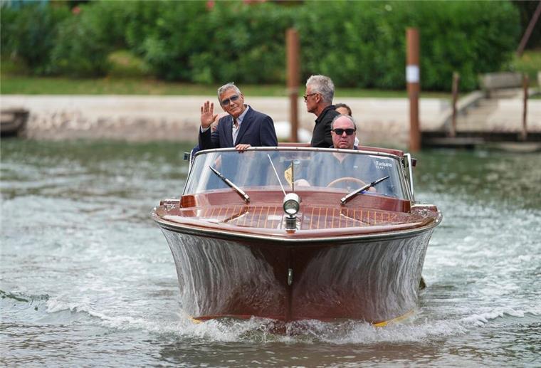 Filmfestspiele in Venedig eröffnet - Ehrenpreis für Herzog Prominente Ankunft mit dem Wassertaxi: George Clooney.