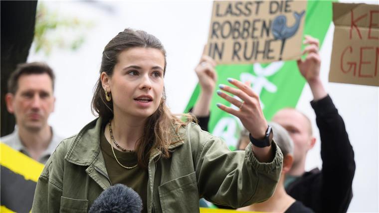 Prominenter Protest: Vor dem niedersächsischen Landtag warnt Klimaaktivistin Luisa Neubauer vor einer Gasförderung nahe dem Nationalpark Wattenmeer. 
