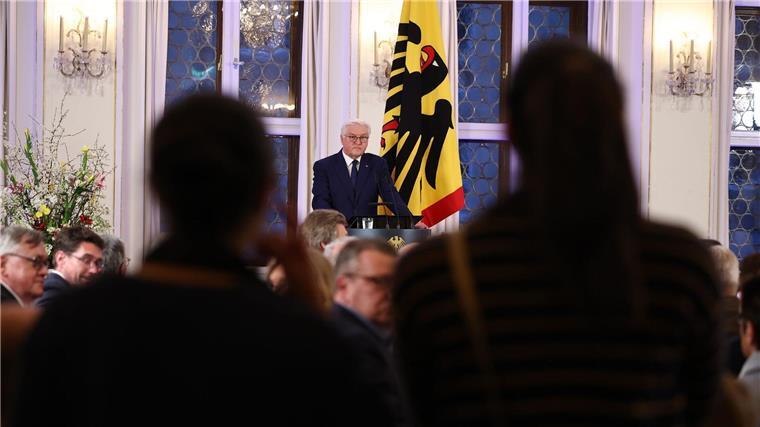 Propalästinensische Demonstranten unterbrechen die Rede von Bundespräsident Frank-Walter Steinmeier in Leipzig.