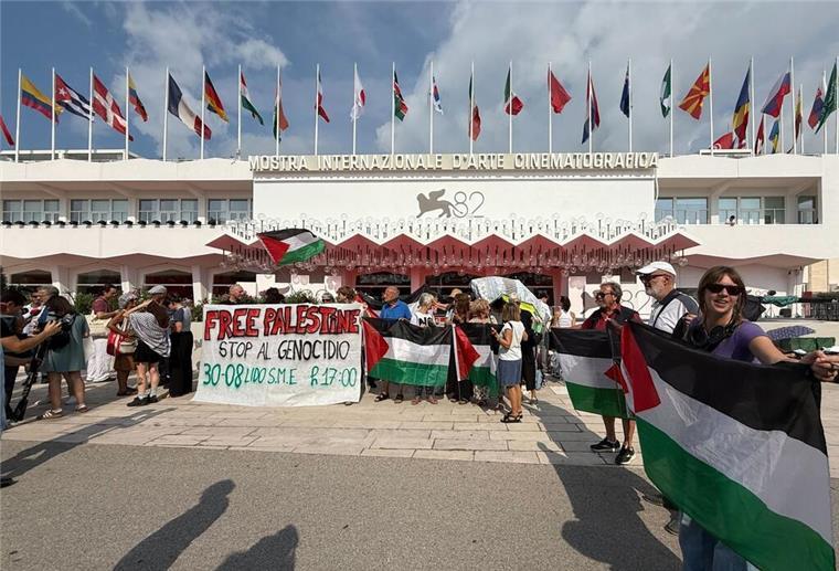 Filmfestspiele in Venedig eröffnet - Ehrenpreis für Herzog Propalästinensische Demonstranten vor dem Palazzo del Cinema.