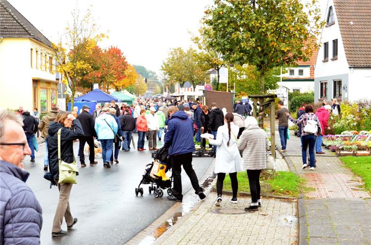 Bilder aus Loxstedt: So war der Herbstmarkt Proppevoll war es auf der Bahnhofsstraße.