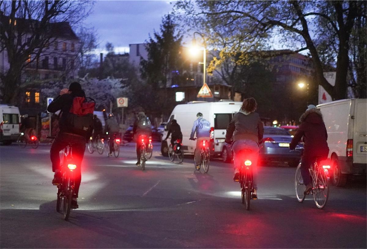 Friedliche Proteste gegen Ausgangsbeschränkungen Protest gegen Corona-Beschränkungen: Zahlreiche Radfahrer fahren als Gruppe durch die Berliner Innenstadt.