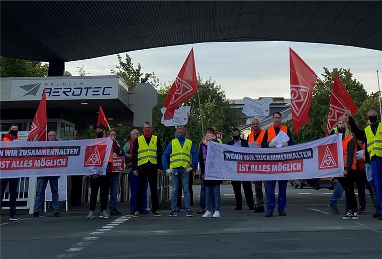 Protestaktion bei Premium Aerotec gegen Stellenabbau Protestaktion am Mittwochmorgen vorm Werktor von Premium Aerotec in Nordenham.