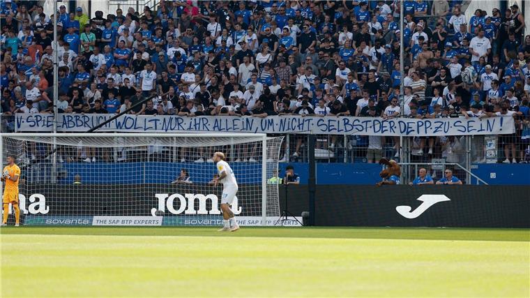 Kiel verliert Liga-Premiere bei stillen Hoffenheim-Fans Proteste gegen den eigenen Club: Fans der TSG Hoffenheim