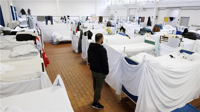 Weniger Flüchtlinge kommen nach Niedersachsen Provisorische Betten sind in einer Halle aufgestellt auf dem Gelände der Landesaufnahmebehörde Niedersachsen.