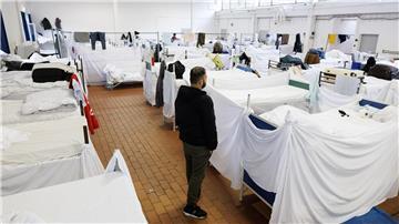 Provisorische Betten sind in einer Halle aufgestellt auf dem Gelände der Landesaufnahmebehörde Niedersachsen.