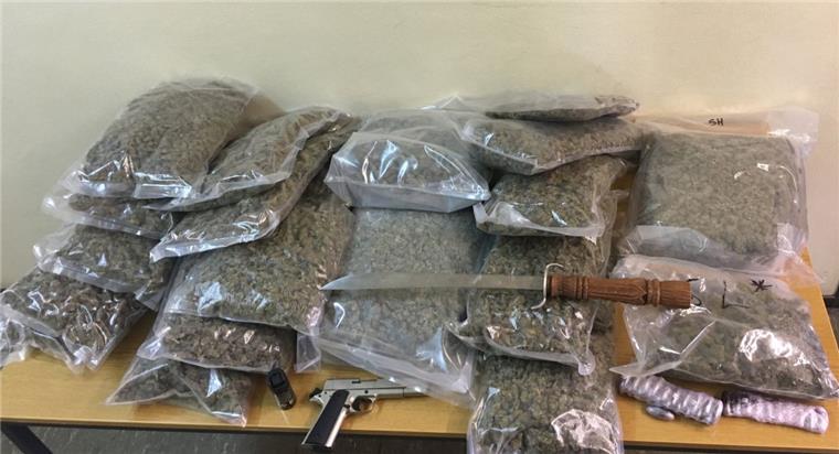 Über 17 Kilo Marihuana im Cuxland: Mutmaßliche Drogendealer vor Gericht Prozess vor dem Landgericht Stade: Die mutmaßlichen Drogendealer sollen Marihuana im Cuxland gedealt haben.