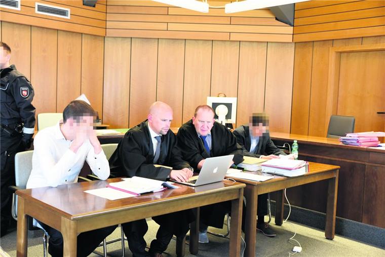Mutmaßliche Vergewaltigung in Loxstedt: Richterin ordnet Gutachten an Prozess wegen mutmaßlicher Vergewaltigung in Loxstedt: Die beiden Angeklagten mit ihren Anwälten vor Gericht.