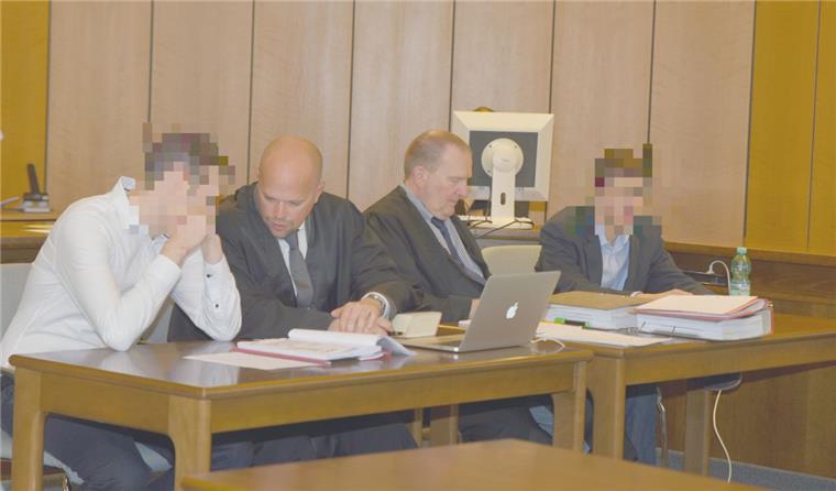 Bremerhavenerin vergewaltigt: Gericht verurteilt Loxstedter Prozess wegen mutmaßlicher Vergewaltigung in Loxstedt: Die beiden Angeklagten mit ihren Anwälten vor Gericht.