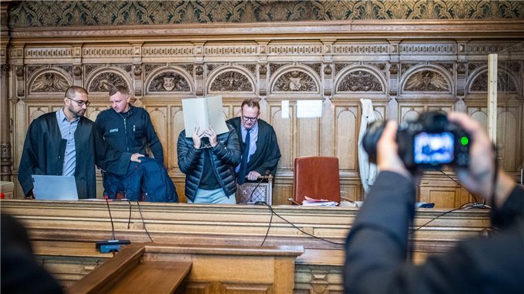 Lloyd-Attentäter: Ich wollte von der Polizei erschossen werden Prozessauftakt am Landgericht Bremen: Der Angeklagte Berkan S. (Mitte) bertritt mit seinem Verteidiger Manar Taleb (links außen) und dem Pflichtverteidiger Thomas Domanski (rechts) den Gerichtssaal.