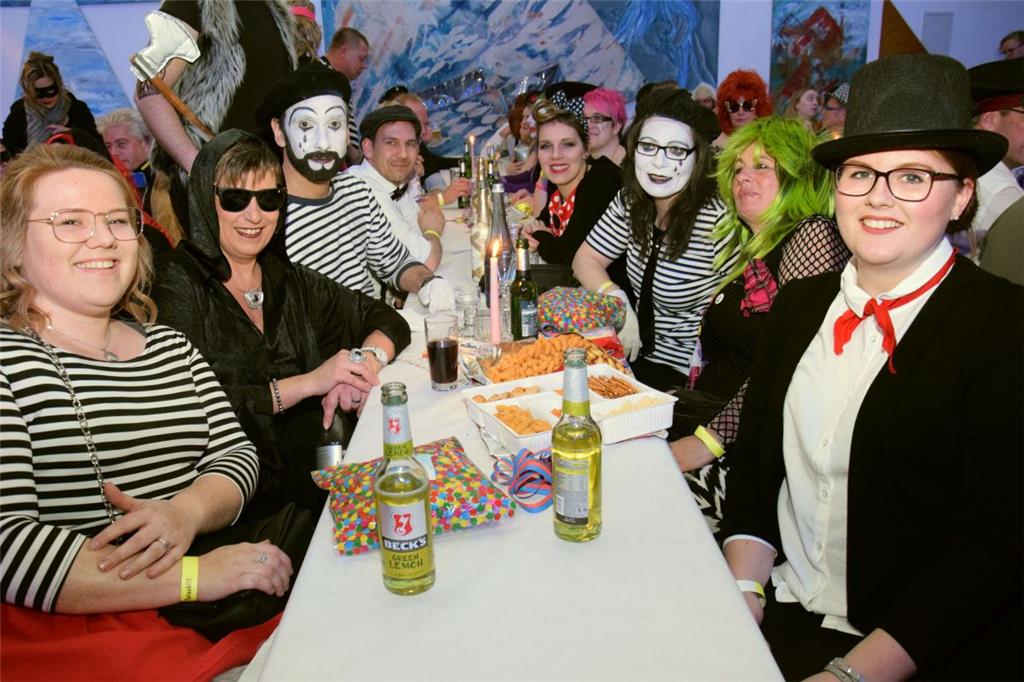 Prunksitzungen im Burhaver Rathaussaal: Die Stimmung ist an beiden Abenden beste...