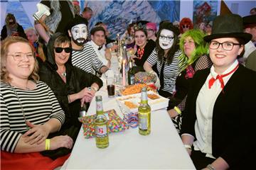 Prunksitzungen im Burhaver Rathaussaal: Die Stimmung ist an beiden Abenden beste...