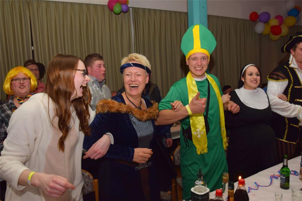 Prunksitzungen im Burhaver Rathaussaal: Die Stimmung ist an beiden Abenden beste...
