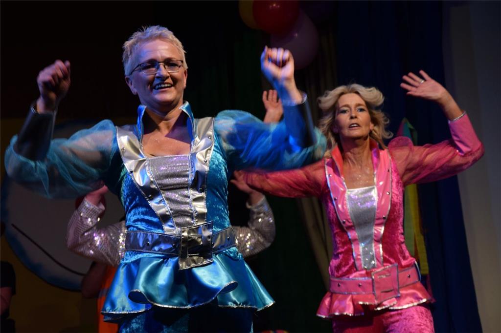 Prunksitzungen im Burhaver Rathaussaal: Die Stimmung ist an beiden Abenden beste...