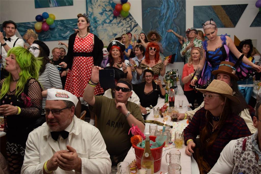 Prunksitzungen im Burhaver Rathaussaal: Die Stimmung ist an beiden Abenden beste...