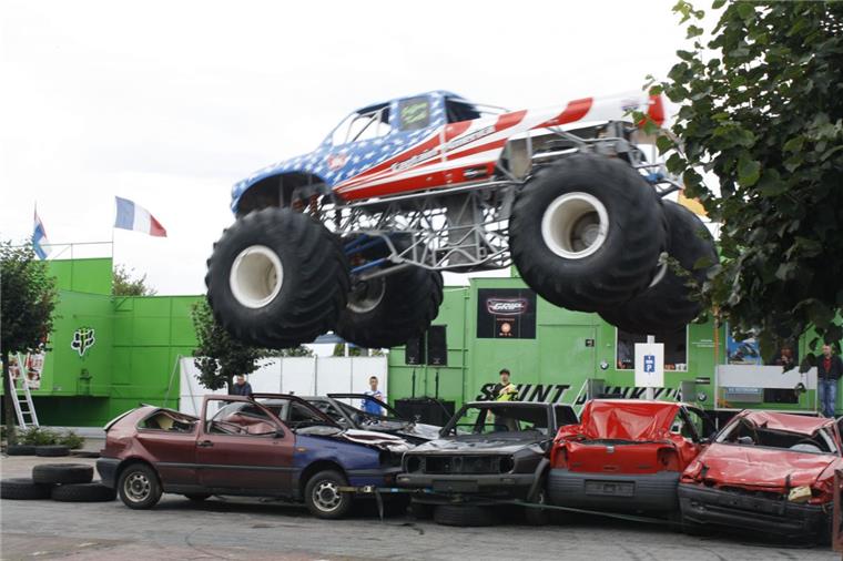 Monster Trucks in Sittensen: Korth Brothers liefern Blechsalat PS-starke Maschinen in Aktion: So ein Monster Truck erspart die Schrottpresse.