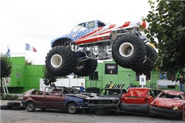 PS-starke Maschinen in Aktion: So ein Monster Truck erspart die Schrottpresse.