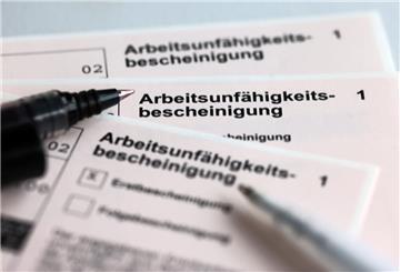 Ein Arbeitsunfähigkeitsschein wird angekreuzt.