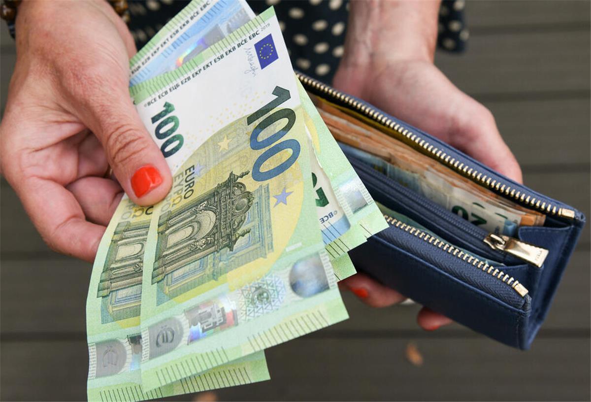 370 Euro aufs Konto! Dieser Zuschuss für Millionen Haushalte kommt schon Ende Mai Eine Frau hält eine Geldbörse mit Geldscheinen in der Hand. Schon Ende Mai können sich rund 1,2 Millionen Haushalte auf einen Zuschuss freuen.