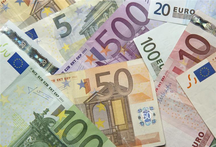 370 Euro Zuschuss für Millionen Haushalte! Dieses Geld kommt noch im Juli Mehrere Geldscheine liegen verstreut auf einem Tisch. Das Wohngeld in Höhe von durchschnittlich 370 Euro wird noch im Juli ausgezahlt.