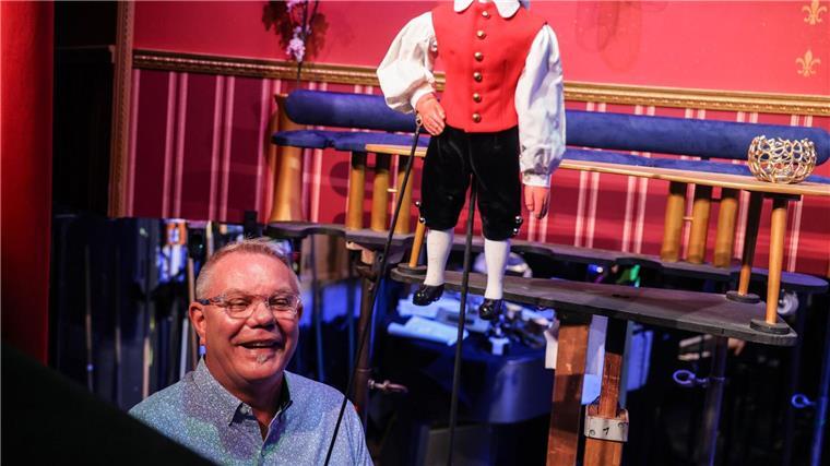 Hänneschen, der 222 Jahre alte Kölner Superheld Puppenspieler Jacky von Guretzky-Cornitz mit der Figur des Hänneschen.