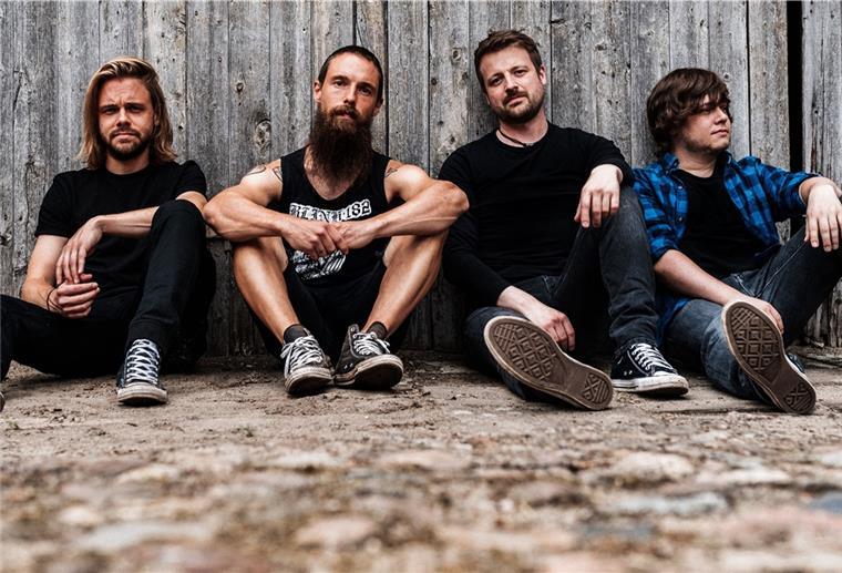 Pure Tonic mit neuer Single und erstem Konzert für 2022 am Start Pure Tonic sitzen auf dem Boden.