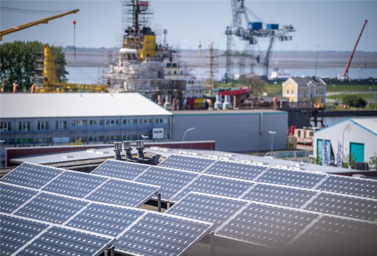 PV-Anlage auf einem Wohnhausdach in der Alten Bürger. Bremerhaven will in den kommenden sechs Jahren große Schritt in Richtung Klimaneutralität machen. 
