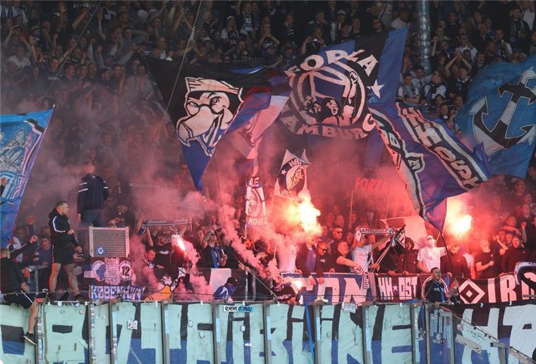 Bundesliga: HSV muss Strafe für unsportliche Fans zahlen HSV-Fans mit bengalischen Fackeln