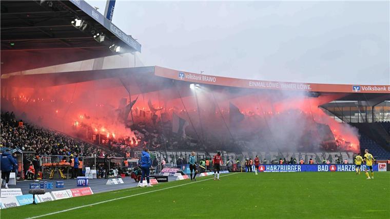 Ruhiges Derby: Polizei sieht „Schritt in richtige Richtung“ Pyrotechnik m Fanblock von Hannover 96.