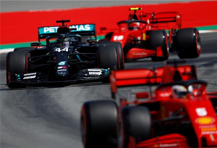 Barcelona: Vettels Ferrari-Drama geht weiter Qualifying für den Großen Preis von Spanien: Lewis Hamilton (links) aus Großbritannien vom Team Mercedes steuert sein Fahrzeug auf der Rennstrecke. Der Große Preis von Spanien findet am 16. August 2020 statt.
