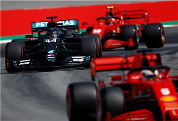 Qualifying für den Großen Preis von Spanien: Lewis Hamilton (links) aus Großbritannien vom Team Mercedes steuert sein Fahrzeug auf der Rennstrecke. Der Große Preis von Spanien findet am 16. August 2020 statt. 