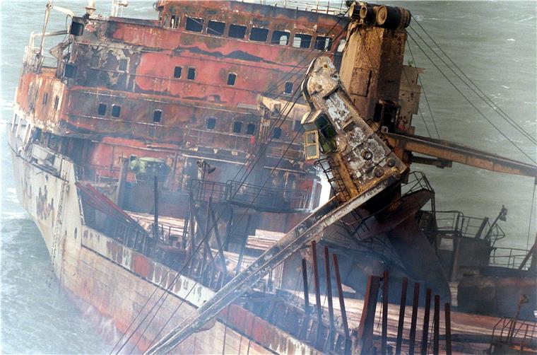 Wenn Schiffe auf dem Wasser brennen Qualm zieht aus den ausgebrannten Aufbauten des vor der dänischen Küste in Brand geratenen und vor der Nordseeinsel Amrum liegenden Frachters „Pallas". Das Schiff war am 25.10.1998 vor der dänischen Küste in Brand geraten und wenige Tage später vor der schleswig-holsteinischen Nordseeinsel Amrum gestrandet.
