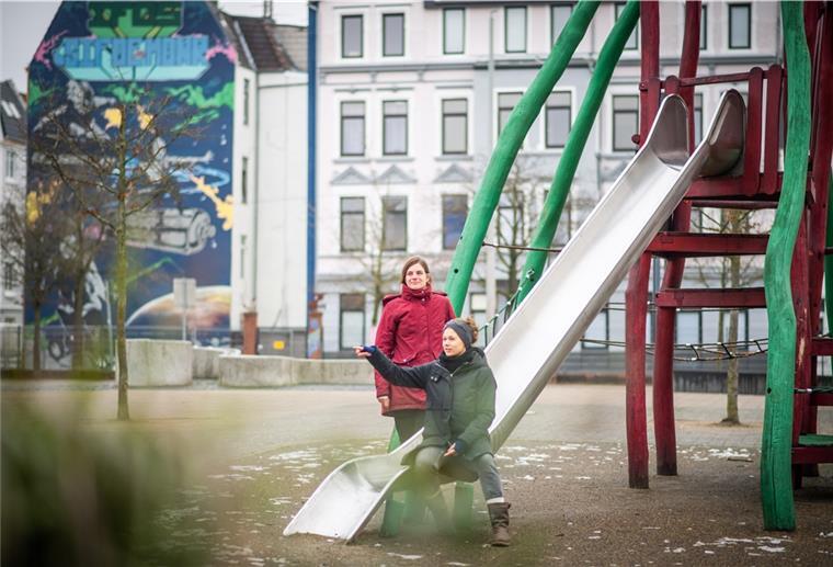 Der Leher Pausenhof wird neu belebt Quartiersmeisterin Miriam Gieseking (links) und Koordinatorin Nora Hecker bringen seit rund einem Jahr frischen wind auf den ehemaligen Schulhof, der zum „Bürgerplatz“ umgestaltet wird.