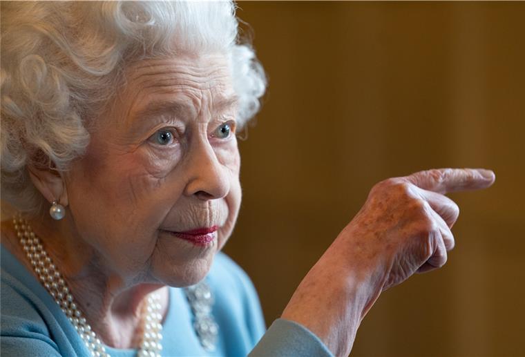 Queen positiv auf Corona getestet Königin Elizabeth II. gestikuliert während eines Empfangs im Ballsaal von Sandringham House, der Residenz der Königin in Norfolk.