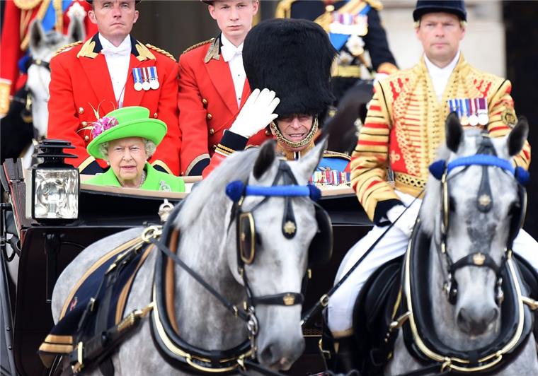 Queen Elizabeth II und Prince Philip, Duke of Edinburgh, verlassen in einer Kutsche den  Buckingham-Palast, um  die traditionelle Parade "Trooping the Colour" anlässlich des 90. Geburtstags der Queen abzunehmen.