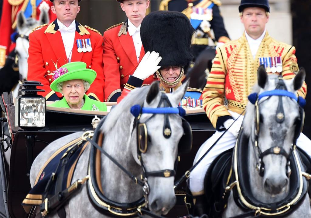 Queen Elizabeth II und Prince Philip, Duke of Edinburgh, verlassen in einer Kuts...