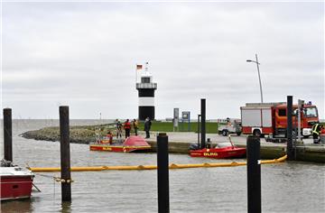 Quer durch den Wremer Kutterhafen hatten die Einsatzkräfte eine Ölsperre gelegt....