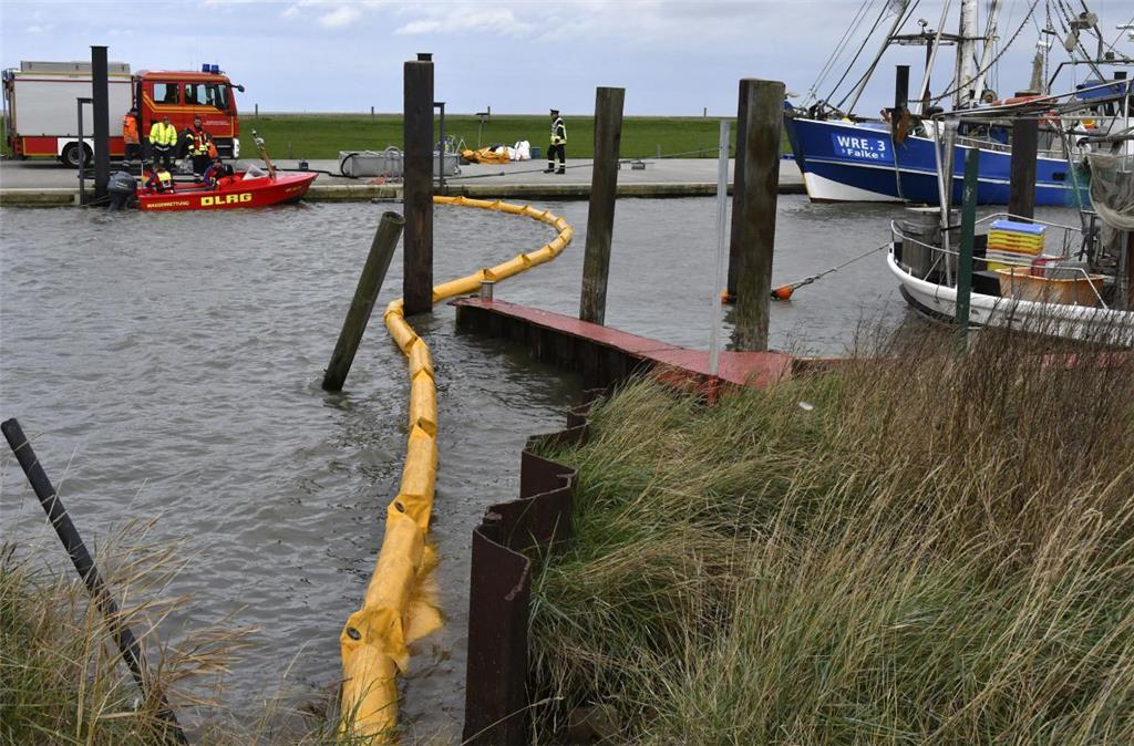 Quer durch den Wremer Kutterhafen hatten die Einsatzkräfte eine Ölsperre gelegt....