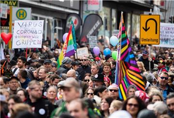 „Querdenken“-Demo in Stuttgart mit vielen Teilnehmern.