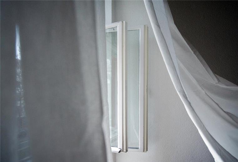 Querlüften statt Dauerlüften: Regelmäßiges, kurzes Öffnen der Fenster sorgt für einen optimalen Luftaustausch und spart Energie.